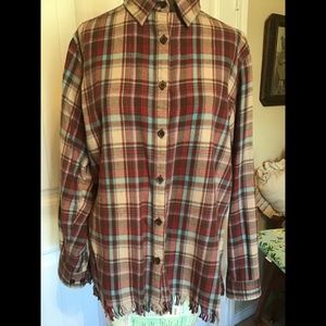FLANNEL SHIRT WITH FRAYED BOTTOM.